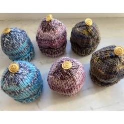 Eierwärmer-Mützen für den festlich gedeckten Tisch, Eierwärmer-Mützen in verschiedenen Farbstellungen mit Goldknopf