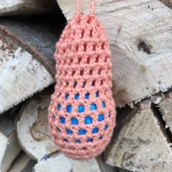 Eine Eierschleuder / Eiernetz / Ostereierschleuder / Ostereiernetz lachsfarben