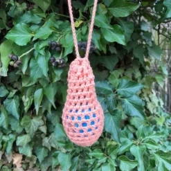 Eine Eierschleuder / Eiernetz / Ostereierschleuder / Ostereiernetz lachsfarben