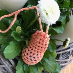 Eine Eierschleuder / Eiernetz / Ostereierschleuder / Ostereiernetz lachsfarben