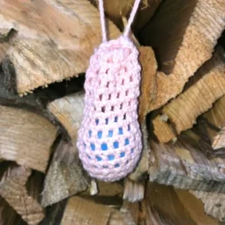 Eine Eierschleuder / Eiernetz / Ostereierschleuder / Ostereiernetz rosa