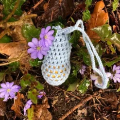 Eine Eierschleuder / Eiernetz / Ostereierschleuder / Ostereiernetz Babyblau