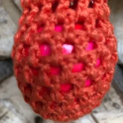 Eine Eierschleuder / Eiernetz / Ostereierschleuder / Ostereiernetz orange