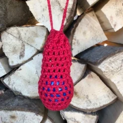 Eine Eierschleuder / Eiernetz / Ostereierschleuder / Ostereiernetz rot