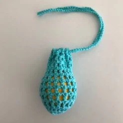 Eine Eierschleuder / Eiernetz / Ostereierschleuder / Ostereiernetz türkis