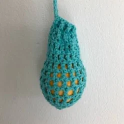 Eine Eierschleuder / Eiernetz / Ostereierschleuder / Ostereiernetz türkis