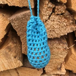 Eine Eierschleuder / Eiernetz / Ostereierschleuder / Ostereiernetz türkis