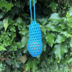 Eine Eierschleuder / Eiernetz / Ostereierschleuder / Ostereiernetz türkis