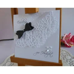 Einladungskarte zur Hochzeit in weiß mit schwarzer Fliege und Spitzenelement