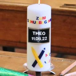 Einschulungskerze personalisierbar mit Schiefertafel und Buntstiften, Kerze Einschulung, Geschenk Schulanfang mit Name