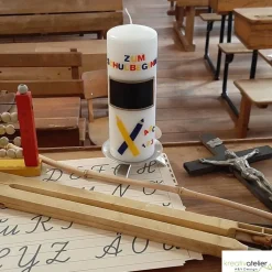 Einschulungskerze personalisierbar mit Schiefertafel und Buntstiften, Kerze Einschulung, Geschenk Schulanfang mit Name