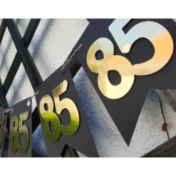 Elegante Girlande zum 85. Geburtstag in Gold und Schwarz. Angesagte Trendfarben! Tolle Papierdeko zum 50. Wimpelkette zu