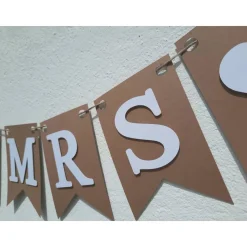 Elegante Girlande zur Hochzeit.  Mr & Mrs Schriftzug in Beige und Weiß.  Auf Wunsch personalisiert mit Namen.
