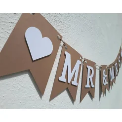 Elegante Girlande zur Hochzeit.  Mr & Mrs Schriftzug in Beige und Weiß.  Auf Wunsch personalisiert mit Namen.