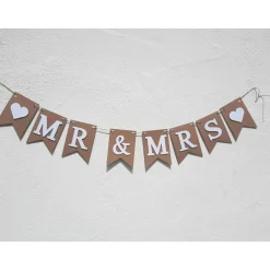Elegante Girlande zur Hochzeit.  Mr & Mrs Schriftzug in Beige und Weiß.  Auf Wunsch personalisiert mit Namen.