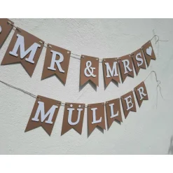 Elegante Girlande zur Hochzeit.  Mr & Mrs Schriftzug in Beige und Weiß.  Auf Wunsch personalisiert mit Namen.