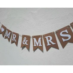 Elegante Girlande zur Hochzeit.  Mr & Mrs Schriftzug in Beige und Weiß.  Auf Wunsch personalisiert mit Namen.