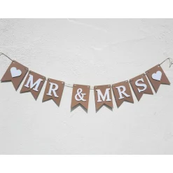 Elegante Girlande zur Hochzeit.  Mr & Mrs Schriftzug in Beige und Weiß.  Auf Wunsch personalisiert mit Namen.