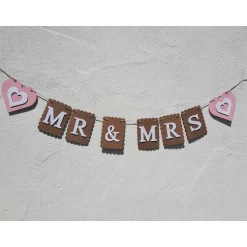 Elegante Girlandexzur Hochzeit Mr & Mrs in Beige, Rosa und Weiß