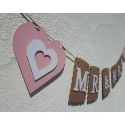 Elegante Girlandexzur Hochzeit Mr & Mrs in Beige, Rosa und Weiß