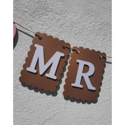 Elegante Girlandexzur Hochzeit Mr & Mrs in Beige, Rosa und Weiß