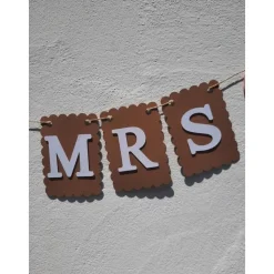 Elegante Girlandexzur Hochzeit Mr & Mrs in Beige, Rosa und Weiß