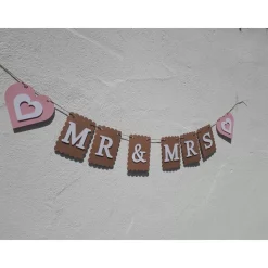 Elegante Girlandexzur Hochzeit Mr & Mrs in Beige, Rosa und Weiß