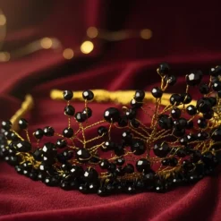 Elegante Goldkrone mit schwarzen Perlen – Black Majesty Tiara für Bräute & Göttinnen