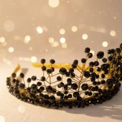 Elegante Goldkrone mit schwarzen Perlen – Black Majesty Tiara für Bräute & Göttinnen