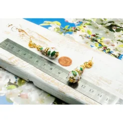 Elegante Ohrstecker, goldfarben, weiß, Metallperlen, Ohrringe, handgemachter Unikatschmuck, Geschenkidee