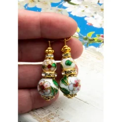 Elegante Ohrstecker, goldfarben, weiß, Metallperlen, Ohrringe, handgemachter Unikatschmuck, Geschenkidee