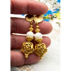 Elegante Ohrstecker in goldfarben, weiß, Glasperlen, Hippie Ohrringe, handgemachter Unikatschmuck, Weihnachtsgeschenk