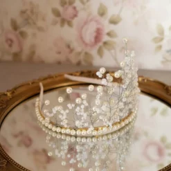 Elegante Perlenkrone White Grace – Handgefertigte Braut-Tiara in Silber & Weiß