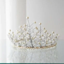 Elegante Perlenkrone White Grace – Handgefertigte Braut-Tiara in Silber & Weiß