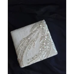 Elegantes Hochzeitsset aus Samt mit Stickerei und Pailletten – personalisiert, romantisch & luxuriös handgefertigt