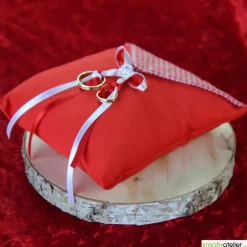 Elegantes Ringkissen aus rotem Poppeline mit Satinbändern - Perfekte Ergänzung für Ihre Hochzeitszeremonie