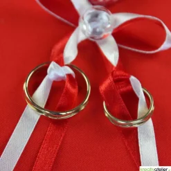 Elegantes Ringkissen aus rotem Poppeline mit Satinbändern - Perfekte Ergänzung für Ihre Hochzeitszeremonie