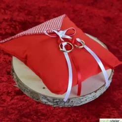 Elegantes Ringkissen aus rotem Poppeline mit Satinbändern - Perfekte Ergänzung für Ihre Hochzeitszeremonie
