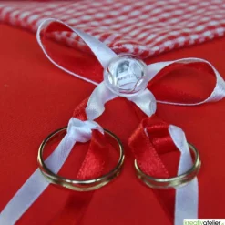 Elegantes Ringkissen aus rotem Poppeline mit Satinbändern - Perfekte Ergänzung für Ihre Hochzeitszeremonie