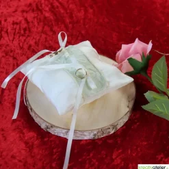 Elegantes Taft-Ringkissen in champagner mit hellgrün unterlegter Spitze - Romantische Hochzeitsdekoration