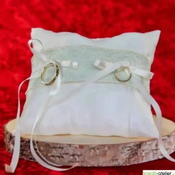 Elegantes Taft-Ringkissen in champagner mit hellgrün unterlegter Spitze - Romantische Hochzeitsdekoration