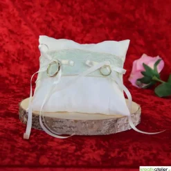 Elegantes Taft-Ringkissen in champagner mit hellgrün unterlegter Spitze - Romantische Hochzeitsdekoration