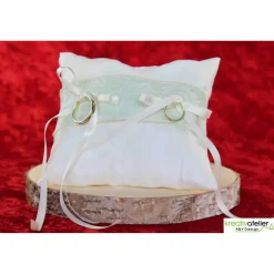 Elegantes Taft-Ringkissen in champagner mit hellgrün unterlegter Spitze - Romantische Hochzeitsdekoration