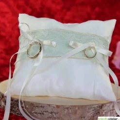 Elegantes Taft-Ringkissen in champagner mit hellgrün unterlegter Spitze - Romantische Hochzeitsdekoration