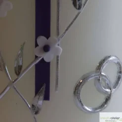 Elfenbeinfarbige Hochzeitskerze mit Flieder-Kreuz und Blumenranke, personalisierbar, elegante Hochzeitsdeko