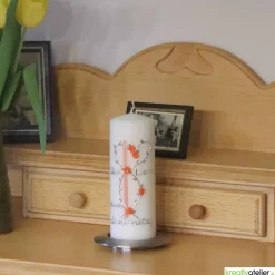 Elfenbeinfarbige Kerze zum Valentinstag mit Rosenranke, orangenen Rosen und auf Wunsch mit Gedicht