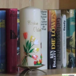 Elfenbeinfarbige Osterkerze mit Tulpen, Osternest und Häschen, personalisierbar, Ostergeschenk, Osterdeko, Ostergruß