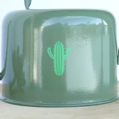 Emaillierte Gießkanne dunkelgrün mit Aufschrift – personalisierte Kakteenkanne für Zimmerpflanzen & Garten