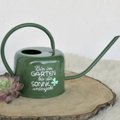 Emaillierte Gießkanne dunkelgrün mit Aufschrift – personalisierte Kakteenkanne für Zimmerpflanzen & Garten