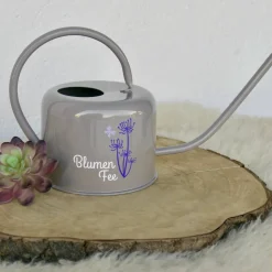 Emaillierte Gießkanne graubeige mit Aufschrift – personalisierte Kakteenkanne für Zimmerpflanzen, Balkon und Garten
